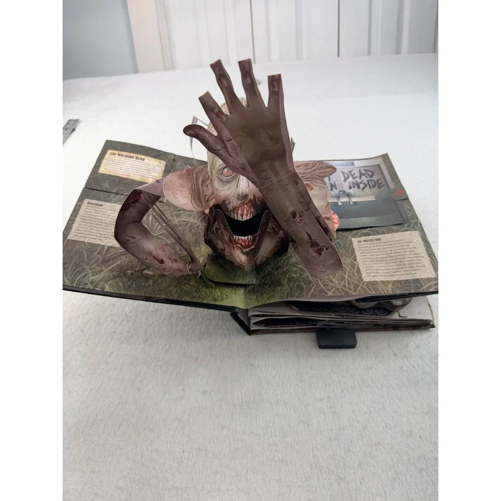AMC The Walking Dead The Pop-Up Book Hardcover 2015 Insight Editions Horror